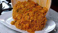 Tanboy Kun terkenal sebagai YouTuber mukbang yang menyukai makanan pedas. Kreasi Indomie-nya juga pernah dibuat pedas dengan cita rasa seblak yang khas. Tambahannya ada kerupuk warna-warni yang dilunakkan dan irisan sosis. Foto: YouTube Tanboy Kun