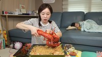 Kreasi unik Indomie juga pernah dibuat oleh YouTuber Ssoyoung. Ia membuat kreasi Indomie goreng varian pedas dengan tambahan lobster berukuran jumbo. YouTuber mukbang itu juga menambahkan gochujang ke dalam racikannya. Foto: YouTube Ssoyoung