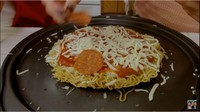 YouTuber Fung Bros yang tinggal di Amerika juga pernah membuat kreasi Indomie goreng. Mie instan itu dijadikan pizza dengan topping lezat, seperti keju mozarella, saus tomat, dan pepperoni. Foto: YouTube Fung Bros
