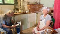 Krikor ditemani istrinya setiap kali berjaga di toko. Senyuman ramah dan sambutan hangat menyapa para tamu yang baru datang. Foto: Google Review
