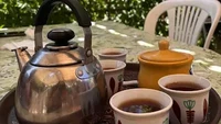 Sebagai minuman pendamping, istri Krikor menyiapkan teh hangat khas Lebanon. Satu teko teh dapat disesuaikan penyajiannya dengan jumlah rombongan tamu yang datang. Foto: Google Review
