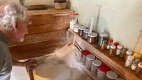 Seluruh proses memasak dilakukan secara tradisional. Satu per satu adonan dipipihkan Krikor dengan penggilas kayu. Foto: Google Review