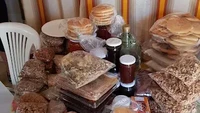 Krikor menggunakan bahan-bahan lokal untuk memasak roti-rotian ala Lebanon. Ada meja khusus yang setiap hari selalu penuh dengan biji-bijian hingga selai untuk membuat roti. Foto: Google Review