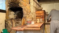 Sejak pertama kali buka, toko roti yang jaraknya 42 kilometer dari Beirut, Lebanon ini masih menggunakan oven yang sama. Ovennya terbuat dari susunan batu bata yang dengan tempat pemanggang di bagian ujungnya. Foto: Google Review