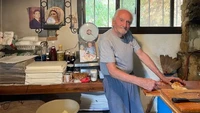 Seorang kakek di Baskinta, Lebanon, terkenal dengan bakery legendaris yang dikelolanya. Buka sejak 1965, ia memanfaatkan oven dan dapur sederhana di rumahnya untuk membuat roti. Foto: Google Review