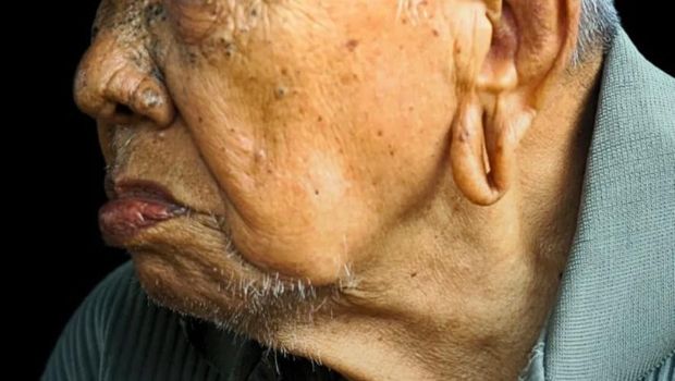 Laing Ngau saat ditemui di teras rumahnya. Foto: Oktavian Balang/detikKalimantan