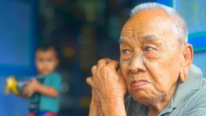 Laing Ngau saat ditemui di teras rumahnya. Foto: Oktavian Balang/detikKalimantan