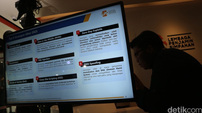 Ketua Dewan Komisioner Lembaga Penjamin Simpanan (LPS) Purbaya Yudhi Sadewa menyampaikan keterangan pers di Jakarta, Jumat (4/7/2025). Lembaga Penjamin Simpanan (LPS) mencatat adanya 2,2 miliar serangan siber dalam bentuk denial of service (DoS) selama periode 17 Juni 2025 hingga 3 Juli 2025.