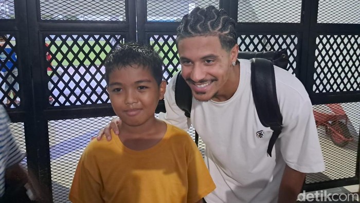 Lucas Dias saat melayani permintaan foto fans cilik di Stadion Kalegowa.