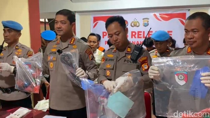Polisi menetapkan empat remaja sebagai tersangka kasus pembusuran terhadap warga saat tawuran di Jalan Pampang, Makassar.