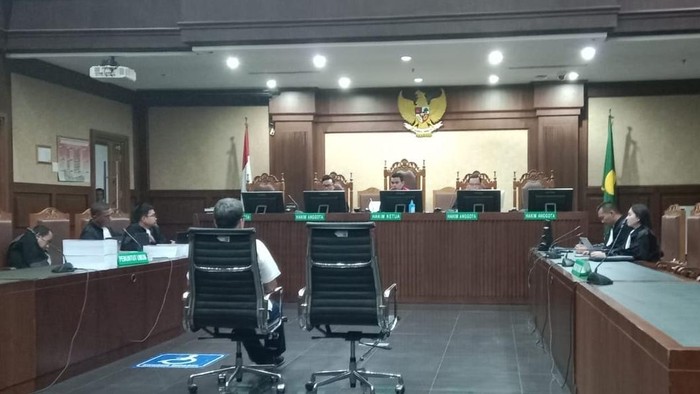 Mantan Direktur Pengembangan Bisnis PT Perusahaan Perdagangan Indonesia (PPI), Charles Sitorus, dituntut hukuman 4 tahun penjara (Mulia/detikcom)