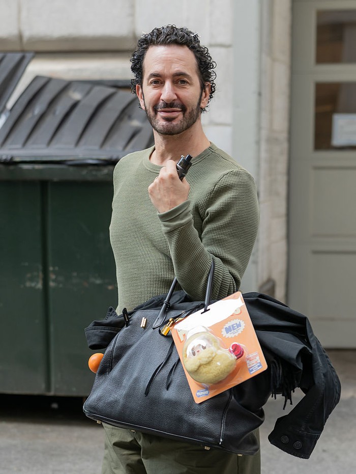 Marc Jacobs Bawa Labubu NEW YORK, NEW YORK - JUNE 30: Fashion designer Marc Jacobs arrives to the Marc Jacobs 2026 Fashion Show at New York Public Library on June 30, 2025 in New York City. (Photo by Gilbert Carrasquillo/GC Images)