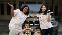 Marshel Widianto bahagia bisa memberikan mobil kepada istrinya, Cesen. Foto: dok instagram Marshel Widianto dan Cesen