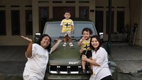 KASIH SARAN NAMA DONG BUAT MOBIL BAIC KUH? NAMA PALING BAGUS AKAN DAPET TRANSFERAN!!, ungkap Marshel lagi. Foto: dok instagram Marshel Widianto dan Cesen