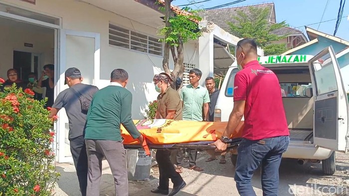 Mayat korban dievakuasi ke RSUD Brebes, Jumat (4/7/2025).