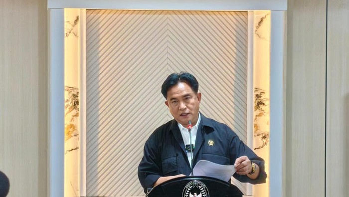 Menko Yusril Ihza Mahendra saat jumpa pers di kantor Kemenko Kumham Imipas, Kuningan, Jakarta Selatan, Jumat (4/7/2025).