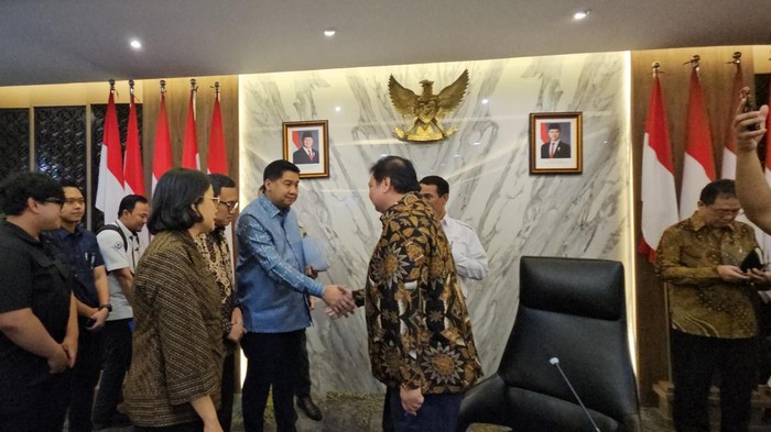 Menteri PKP Maruarar Sirait melakukan rapat koordinasi terkait evaluasi Kredit Usaha Rakyat (KUR) bersama Menko Perekonomian Airlangga Hartarto, Menteri Keuangan Sri Mulyani dan Menteri Pertanian Andi Amran Sulaiman di Kantor Kementerian Koordinator Perekonomian, Jakarta, Kamis (3/7/2025).