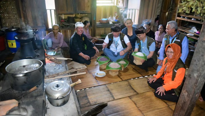 Momen dua evaluator UNESCO di Kampung Adat Sinar Resmi