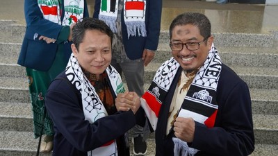 Momen UB Berangkatkan Dua Dokter ke Gaza