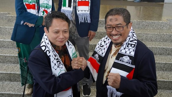 Momen UB Berangkatkan Dua Dokter ke Gaza