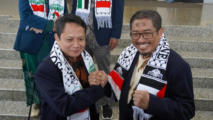 Momen UB Berangkatkan Dua Dokter ke Gaza Universitas Brawijaya (UB) bekerja sama dengan Bulan Sabit Merah Indonesia dan Rahmah World Wide memberangkatkan dua dokter dari Fakultas Kedokteran (FK) untuk menjadi relawan misi kemanusiaan di Gaza, Palestina.
