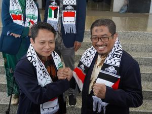 Momen UB Berangkatkan Dua Dokter ke Gaza