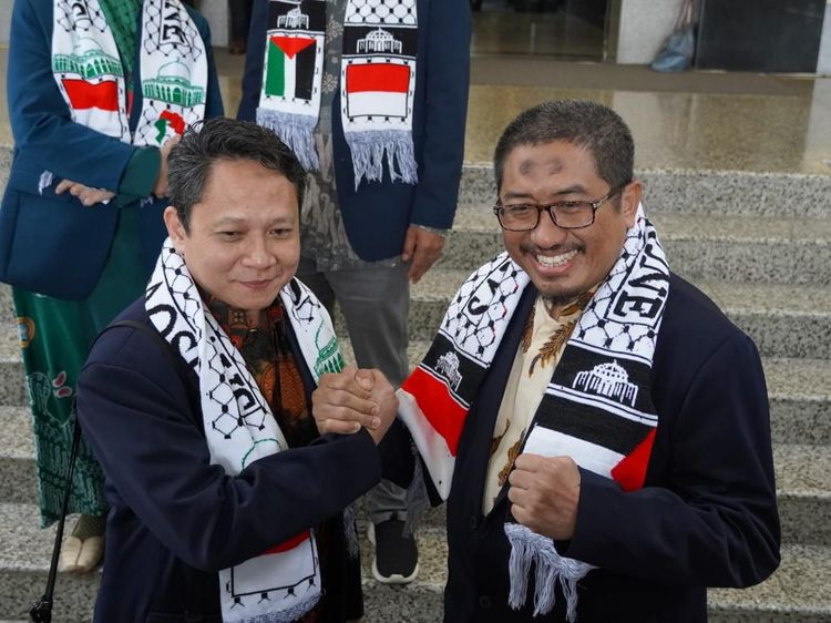 Momen UB Berangkatkan Dua Dokter ke Gaza
