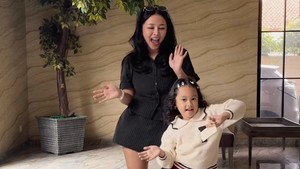 Gewa kini juga suka ikut Mutia Ayu muncul di acara talkshow. Gewa juga gak malu loh kalau diminta bernyanyi. Foto: dok. Instagram Mutia Ayu
