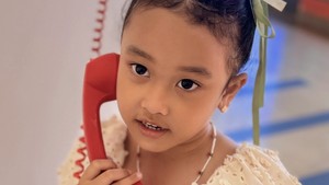 Saat mengisi Rumpi: No Secret beberapa hari lalu, Gewa cerita mimpi diajak oleh Glenn Fredly main ke kota permen. Ayah senyum, (Gewa) dibawa ke kota permen, makan permen, minum teh cokelat, cerita Gewa sambil menjawab beberapa pertanyaan Mutia Ayu. Foto: dok. Instagram Mutia Ayu