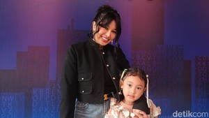 Gewa Atlana, putra mendiang Glenn Fredly bersamaibunda, Mutia Ayu ditemui di Jalan Kapten P Tendean, Jakarta Selatan, Kamis (3/7/2025). Foto: Febryantino/detikcom