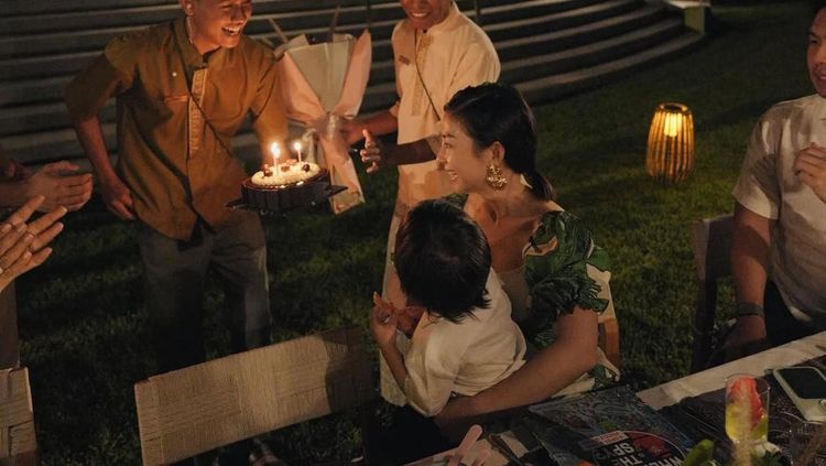 Rayakan Ultah ke-31, Nikita Willy Makan Malam Bareng Keluarga di Labuan Bajo