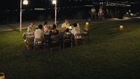 Beginilah suasana mereka saat makan malam. Momen tersebut juga semakin seru dengan penampilan live music. Foto: Instagram/@nikitawillyofficial94