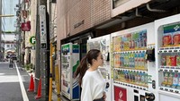 Ada juga keseruan Nikita Willy saat berlibur ke Jepang. Ia mampir ke pasar Tsukiji yang populer dan melihat-lihat minuman di vending machine. Foto: Instagram/@nikitawillyofficial94