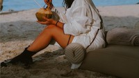 Di momen lain, istri Indra Priawan ini juga kerap membagikan momen berlibur. Seperti saat liburan di pulai Misool di Papua sambil menikmati air kelapa. Foto: Instagram/@nikitawillyofficial94