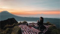 Ini momennya saat piknik dengan pemandangan gunung dan danau sembari menikmati jajanan dan minuman. Foto: Instagram/@nikitawillyofficial94