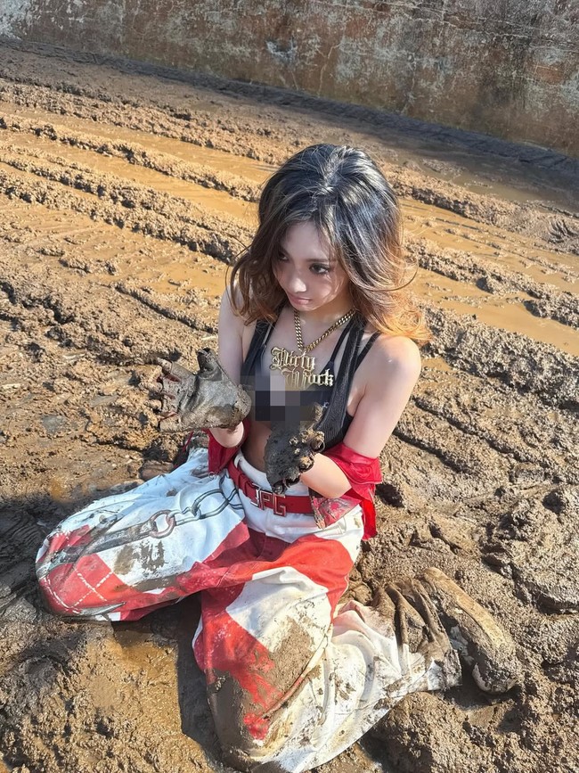 Lewat unggahan Instagram-nya, Ningning aespa juga memperlihatkan proses syuting video klip lagu Dirty Work yang cukup ekstrim. Sesuai judulnya, Ningning tampil profesional dan rela ‘mandi lumpur’ demi adegan sempurna. Foto: dok. Instagram @imnotningning
