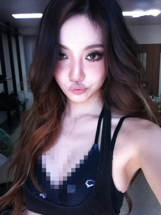 Secara khusus, netizen menyorot gaya seksi Ningning aespa memakai atasan terbuka. Idol kelahiran 23 Oktober 2002 itu semakin terlihat badass dengan bold makeup dan rambut panjang bervolume. Foto: dok. Instagram @imnotningning