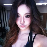Secara khusus, netizen menyorot gaya seksi Ningning aespa memakai atasan terbuka. Idol kelahiran 23 Oktober 2002 itu semakin terlihat badass dengan bold makeup dan rambut panjang bervolume. Foto: dok. Instagram @imnotningning