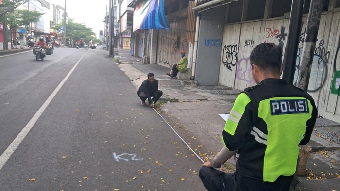 Polisi saat lakukan olah TKP kecelakaan di jalan Yos Sudarso, Kelurahan Gajahan, Kecamatan Pasar, Kota Solo