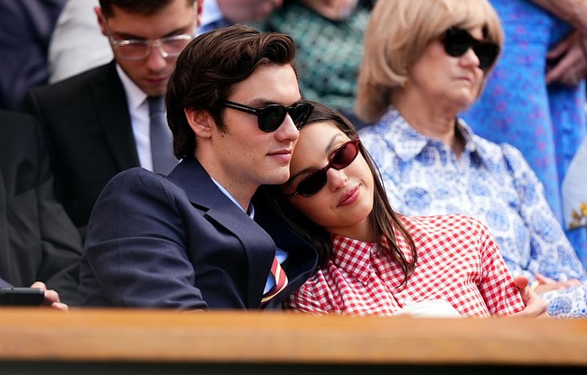 Penyanyi yang sudah mengantongi tiga piala Grammy ini datang bersama kekasihnya, aktor Louis Partridge, yang juga tampil gaya ala Wimbledon dengan kemeja biru-putih bergaris, blazer navy, celana chino, serta dasi bergaris marun dan kuning. Foto: Getty Images/Mike Egerton, WireImage/Karwai Tang