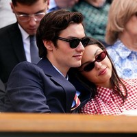Penyanyi yang sudah mengantongi tiga piala Grammy ini datang bersama kekasihnya, aktor Louis Partridge, yang juga tampil gaya ala Wimbledon dengan kemeja biru-putih bergaris, blazer navy, celana chino, serta dasi bergaris marun dan kuning. Foto: Getty Images/Mike Egerton, WireImage/Karwai Tang