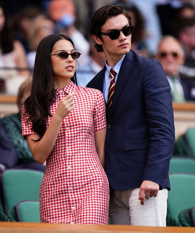 Wanita 22 tahun ini mengenakan shirt dress motif gingham merah-putih dengan siluet pas badan, yang menonjolkan lekuk tubuh rampingnya. Foto: Getty Images/Mike Egerton, WireImage/Karwai Tang