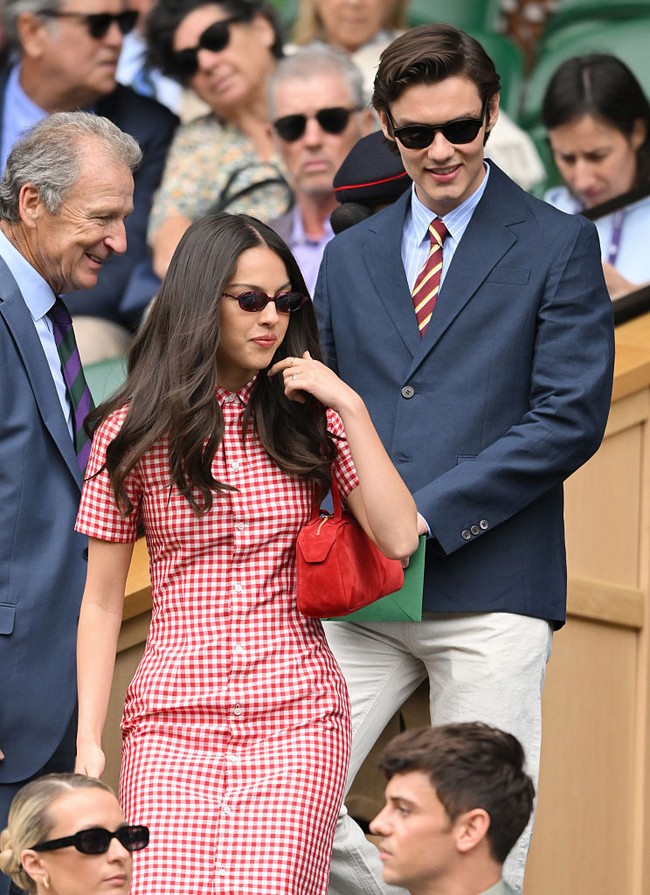 Gaun dengan panjang sedikit di bawah lutut ini datang dari koleksi Ralph Lauren yang dirilis 25 tahun lalu. Olivia melengkapi penampilannya dengan tas bahu suede merah model east-west dari koleksi Khaite. Foto: Getty Images/Mike Egerton, WireImage/Karwai Tang