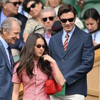 Gaun dengan panjang sedikit di bawah lutut ini datang dari koleksi Ralph Lauren yang dirilis 25 tahun lalu. Olivia melengkapi penampilannya dengan tas bahu suede merah model east-west dari koleksi Khaite. Foto: Getty Images/Mike Egerton, WireImage/Karwai Tang