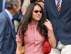 Perdana Nonton Wimbledon, Olivia Rodrigo Curi Atensi Pakai Dress Kotak-kotak