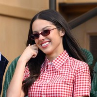 Alumni Disney Channel ini juga memakai kacamata hitam dengan bingkai merah ceri yang makin menyerasikan penampilannya. Rambutnya digerai dan ditata simple, sementara riasannya tampak segar berkat pulasan lipstik bernuansa rose. Foto: Getty Images/Mike Egerton, WireImage/Karwai Tang