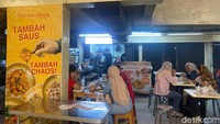 Pad Mie Siram, merupakan salah satu gerai kuliner terbaru di Blok M, Jakarta Selatan yang sajiannya lezat. Gerai ini satu grup dengan Kopi Lima Detik. Foto: Yenny Mustika Sari/detikcom