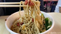 Tipe mie yang digunakan lebih tebal dibandingkan bakmi biasa ala Indonesia. Rasa gurihnya pas dengan harum bawang putih dan toppig ayam charsiu-nya terasa gurih berempah. Foto: Yenny Mustika Sari/detikcom