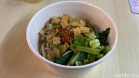 Bakmi Ayam Merah seharga Rp 39.000 juga tak kalah enak. Seporsi bakminya disajikan dengan topping olahan daging ayam cincang gurih, ayam charsiu, taburan bawang putih goreng, sawi hijau dan pangsit goreng. Foto: Yenny Mustika Sari/detikcom