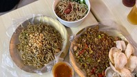 Ada tiga menu yang wajib dicoba. Di antaranya ada pad mie siram, bakmi ayam merah, dan nasi goreng. Porsinya cukup melimpah untuk harga Rp 30.000-an. Foto: Yenny Mustika Sari/detikcom